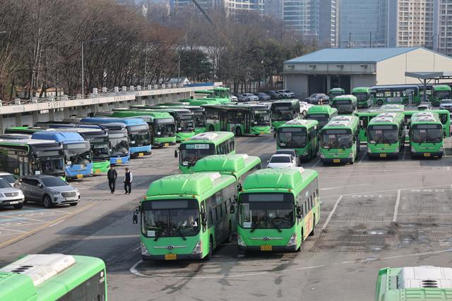 韩国首尔市公交车工会今日举行罢工，市区97.6%公交车将停运