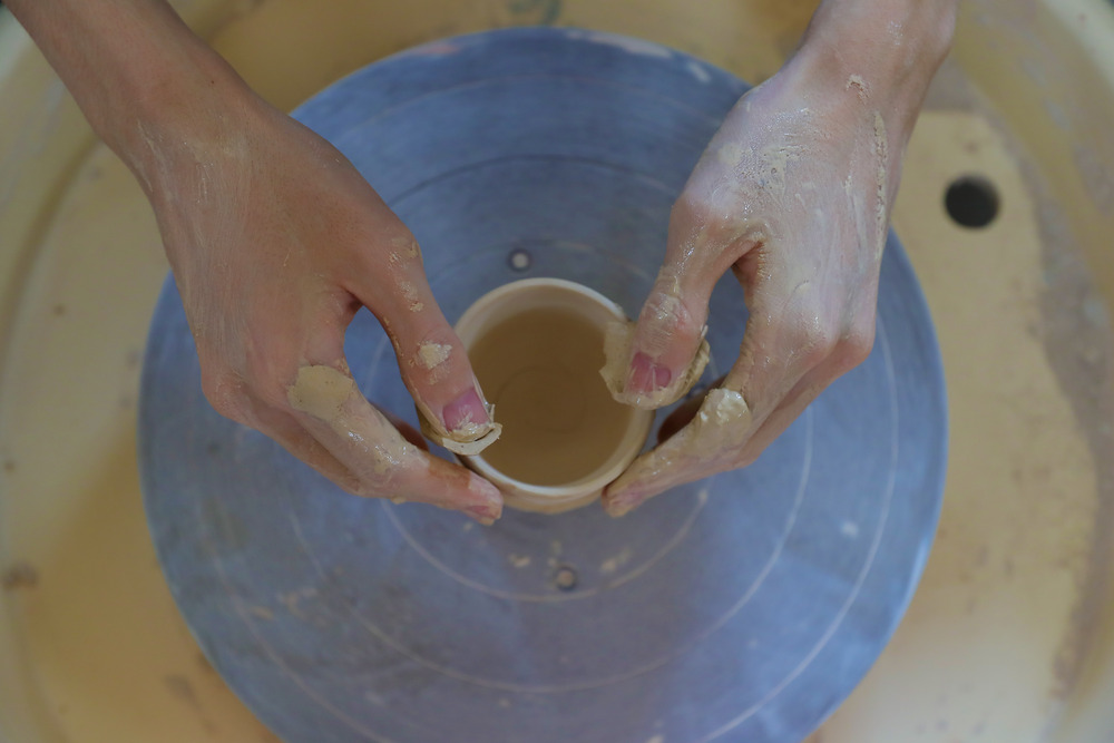 6月16日,在抚顺大官窑陶瓷工作室,一位学生体验陶瓷泥胚制作.e.jpg